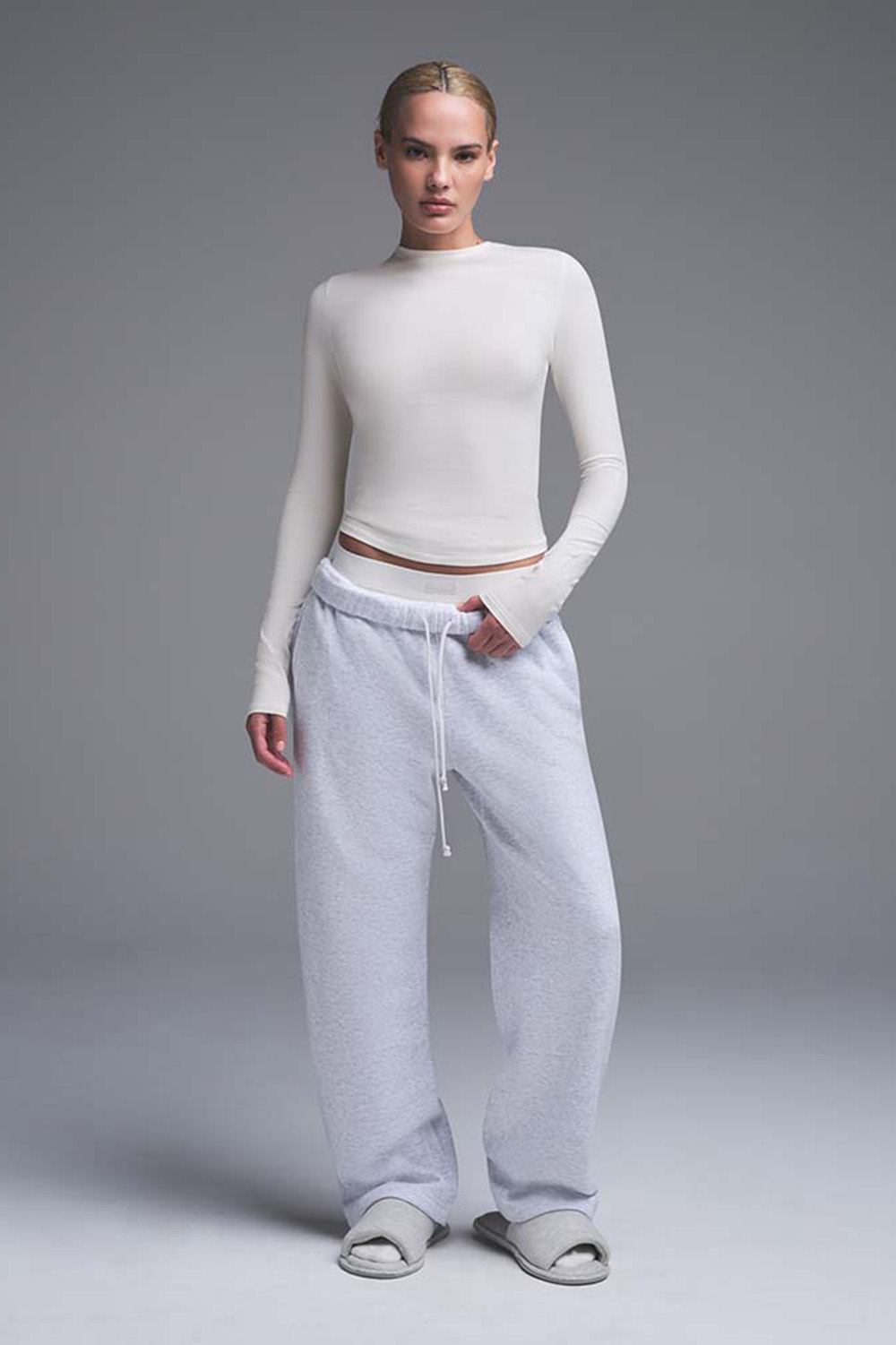 תמונת כל הלוק של LONG SLEEVE T-SHIRT